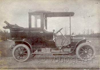 Fiat Landaulette 18.jpg - Firma Broederlet verkocht vanuit de 1e Dorpsstraat diverse oude auto's waaronder deze: Fiat Landaulette met 12/16 pk. Eigenaar auto: Baron Rengers ( Huize Stenia). Opname tussen 1910-20